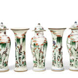A CHINESE EXPORT PORCELAIN FAMILLE VERTE FIVE-PIECE GARNITURE - photo 5