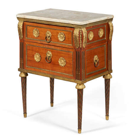 A FRENCH ORMOLU-MOUNTED TULIPWOOD COMMODE - Foto 2