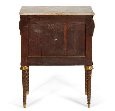 A FRENCH ORMOLU-MOUNTED TULIPWOOD COMMODE - Foto 4
