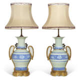 A PAIR OF ORMOLU-MOUNTED CHINESE CELADON AND BLUE AND WHITE PORCELAIN VASES, NOW MOUNTED AS LAMPS - Foto 2