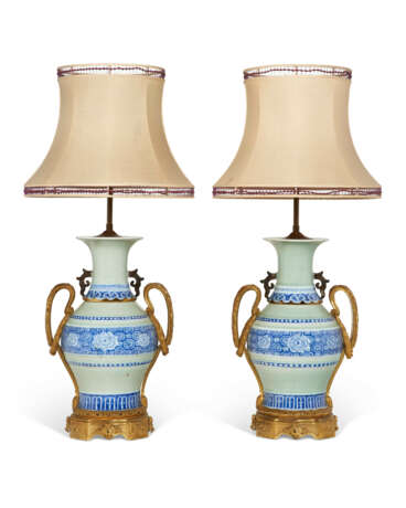 A PAIR OF ORMOLU-MOUNTED CHINESE CELADON AND BLUE AND WHITE PORCELAIN VASES, NOW MOUNTED AS LAMPS - фото 3