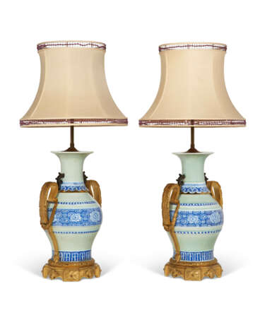 A PAIR OF ORMOLU-MOUNTED CHINESE CELADON AND BLUE AND WHITE PORCELAIN VASES, NOW MOUNTED AS LAMPS - Foto 4