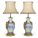 A PAIR OF ORMOLU-MOUNTED CHINESE CELADON AND BLUE AND WHITE PORCELAIN VASES, NOW MOUNTED AS LAMPS - Foto 4