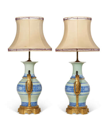 A PAIR OF ORMOLU-MOUNTED CHINESE CELADON AND BLUE AND WHITE PORCELAIN VASES, NOW MOUNTED AS LAMPS - Foto 5