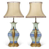 A PAIR OF ORMOLU-MOUNTED CHINESE CELADON AND BLUE AND WHITE PORCELAIN VASES, NOW MOUNTED AS LAMPS - Foto 5