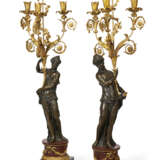 A PAIR OF LOUIS XVIII ORMOLU AND PATINATED BRONZE THREE-BRANCH CANDELABRA - Foto 1