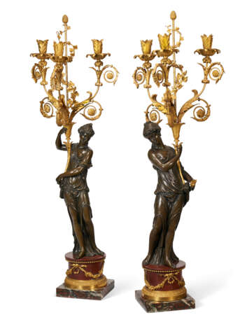 A PAIR OF LOUIS XVIII ORMOLU AND PATINATED BRONZE THREE-BRANCH CANDELABRA - Foto 1