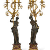 A PAIR OF LOUIS XVIII ORMOLU AND PATINATED BRONZE THREE-BRANCH CANDELABRA - Foto 2