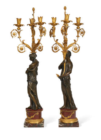 A PAIR OF LOUIS XVIII ORMOLU AND PATINATED BRONZE THREE-BRANCH CANDELABRA - Foto 4