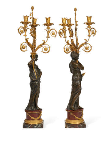 A PAIR OF LOUIS XVIII ORMOLU AND PATINATED BRONZE THREE-BRANCH CANDELABRA - Foto 6