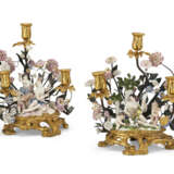 A PAIR OF LOUIS XV ORMOLU AND TOLE-MOUNTED FRENCH AND MEISSEN PORCELAIN THREE-BRANCH CANDELABRA - Foto 1