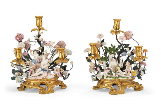 A PAIR OF LOUIS XV ORMOLU AND TOLE-MOUNTED FRENCH AND MEISSEN PORCELAIN THREE-BRANCH CANDELABRA - Foto 2