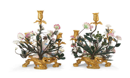 A PAIR OF LOUIS XV ORMOLU AND TOLE-MOUNTED FRENCH AND MEISSEN PORCELAIN THREE-BRANCH CANDELABRA - Foto 5