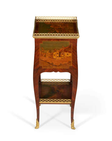 A MATCHED PAIR OF FRENCH ORMOLU-MOUNTED KINGWOOD, SYCAMORE AND MARQUETRY TABLES EN CHIFFONNIER - Foto 5