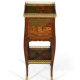 A MATCHED PAIR OF FRENCH ORMOLU-MOUNTED KINGWOOD, SYCAMORE AND MARQUETRY TABLES EN CHIFFONNIER - Foto 5