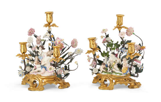 A PAIR OF LOUIS XV ORMOLU AND TOLE-MOUNTED FRENCH AND MEISSEN PORCELAIN THREE-BRANCH CANDELABRA - Foto 7