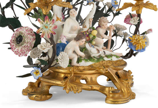 A PAIR OF LOUIS XV ORMOLU AND TOLE-MOUNTED FRENCH AND MEISSEN PORCELAIN THREE-BRANCH CANDELABRA - Foto 8