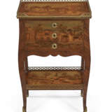 A MATCHED PAIR OF FRENCH ORMOLU-MOUNTED KINGWOOD, SYCAMORE AND MARQUETRY TABLES EN CHIFFONNIER - Foto 7