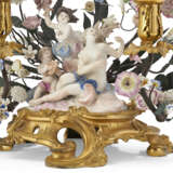 A PAIR OF LOUIS XV ORMOLU AND TOLE-MOUNTED FRENCH AND MEISSEN PORCELAIN THREE-BRANCH CANDELABRA - Foto 9