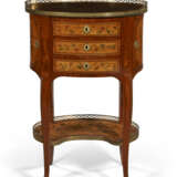 A LOUIS XV ORMOLU-MOUNTED TULIPWOOD, BOIS CITRONNIER AND MARQUETRY TABLE EN CHIFFONNIERE - Foto 1