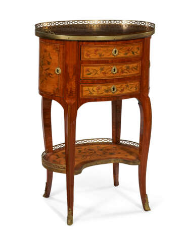 A LOUIS XV ORMOLU-MOUNTED TULIPWOOD, BOIS CITRONNIER AND MARQUETRY TABLE EN CHIFFONNIERE - Foto 2
