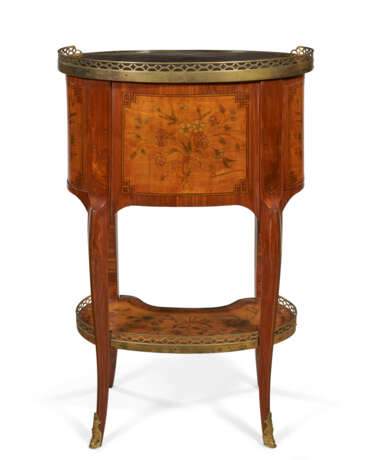 A LOUIS XV ORMOLU-MOUNTED TULIPWOOD, BOIS CITRONNIER AND MARQUETRY TABLE EN CHIFFONNIERE - Foto 3