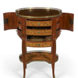 A LOUIS XV ORMOLU-MOUNTED TULIPWOOD, BOIS CITRONNIER AND MARQUETRY TABLE EN CHIFFONNIERE - Foto 6