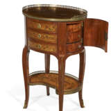 A LOUIS XV ORMOLU-MOUNTED TULIPWOOD, BOIS CITRONNIER AND MARQUETRY TABLE EN CHIFFONNIERE - Foto 7