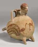 Grèce antique. A SICILIAN POTTERY ASKOS IN THE FORM OF A SIREN