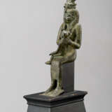 AN EGYPTIAN BRONZE ISIS AND HORUS - photo 2