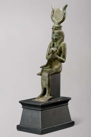 AN EGYPTIAN BRONZE ISIS AND HORUS - photo 2