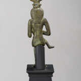 AN EGYPTIAN BRONZE ISIS AND HORUS - photo 3