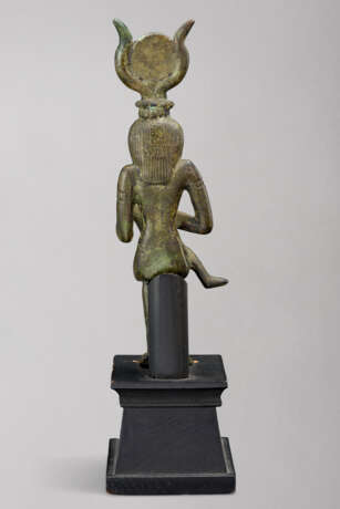 AN EGYPTIAN BRONZE ISIS AND HORUS - фото 3