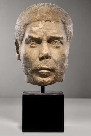 A ROMAN MARBLE PORTRAIT HEAD OF A MAN - фото 1