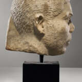 A ROMAN MARBLE PORTRAIT HEAD OF A MAN - фото 3