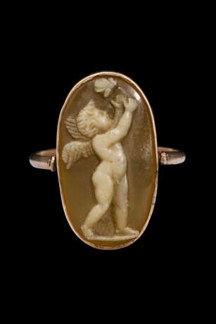 A EUROPEAN ONYX CAMEO WITH CUPID CATCHING A BUTTERFFLY - Foto 1