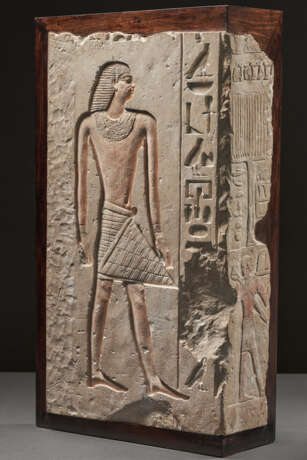 AN EGYPTIAN PAINTED LIMESTONE RELIEF FRAGMENT - Foto 1