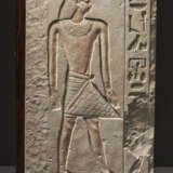 AN EGYPTIAN PAINTED LIMESTONE RELIEF FRAGMENT - Foto 2