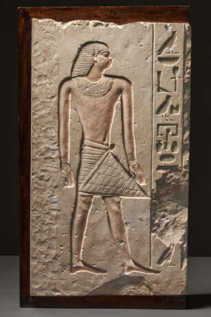 AN EGYPTIAN PAINTED LIMESTONE RELIEF FRAGMENT - Foto 2