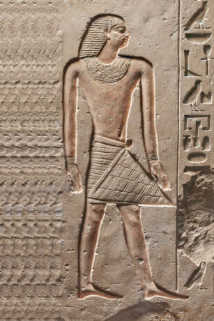 AN EGYPTIAN PAINTED LIMESTONE RELIEF FRAGMENT - Foto 3