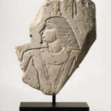 AN EGYPTIAN LIMESTONE RELIEF FRAGMENT - фото 1
