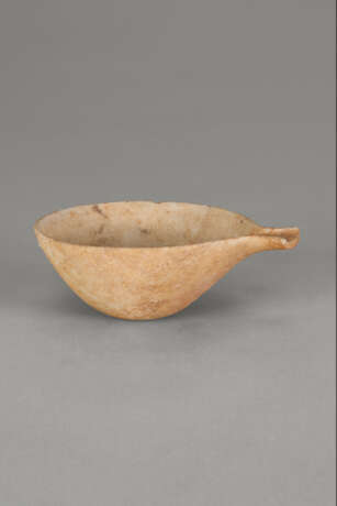 A CYCLADIC MARBLE SPOUTED BOWL - фото 1