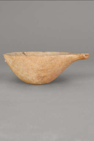 A CYCLADIC MARBLE SPOUTED BOWL - Foto 2