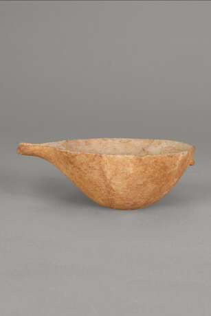A CYCLADIC MARBLE SPOUTED BOWL - фото 3