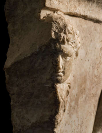 A ROMAN MARBLE RELIEF FRAGMENT - фото 3