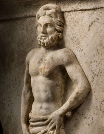 A ROMAN MARBLE RELIEF FRAGMENT - photo 4