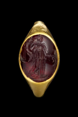 A GREEK GOLD AND GARNET FINGER RING WITH TYCHE - Foto 1