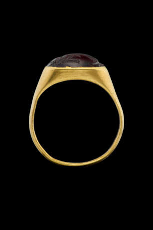 A GREEK GOLD AND GARNET FINGER RING WITH TYCHE - Foto 2