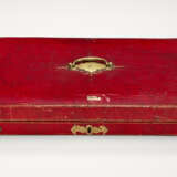 AN ENGLISH MOROCCAN RED LEATHER GEM CASE - фото 1