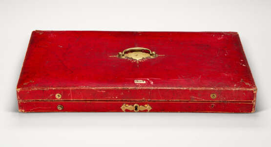 AN ENGLISH MOROCCAN RED LEATHER GEM CASE - photo 1